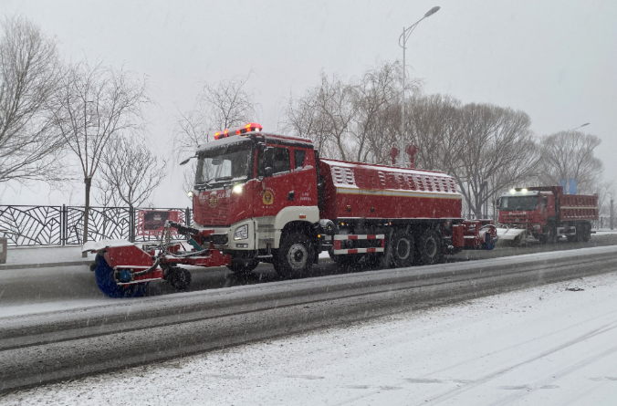 百威娱乐除冰雪装备全力投入破冰作业，助力北京道路交通安全